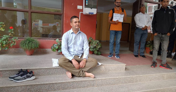 सरकारको निर्णय खारेजीको माग गर्दै उपप्राध्यापक प्रेम चलाउने सर्वोच्च जाने